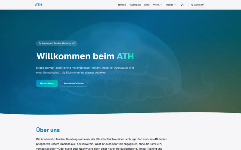 Startseite von ATH e.V. mit einer Qualle im blauen Wasser und dem Titel „Willkommen beim ATH“.