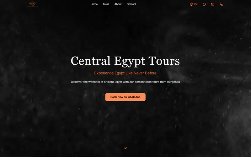 Startseite von Central Egypt Tours: weißer Titel auf dunklem Grund, darunter „Experience Egypt Like Never Before“ und eine Schaltfläche zum Buchen per WhatsApp.